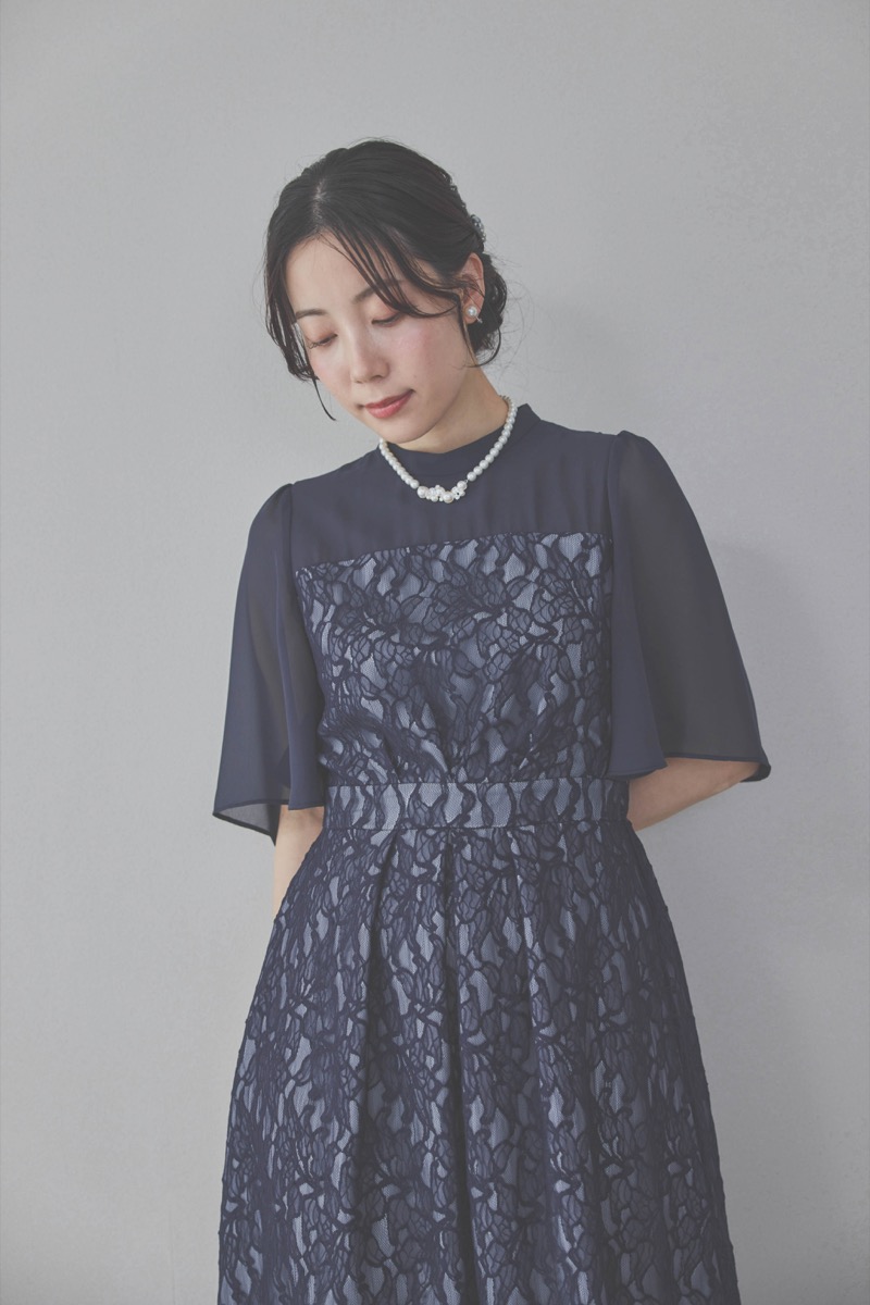 ネイビーのフレアスリーブレースドレス