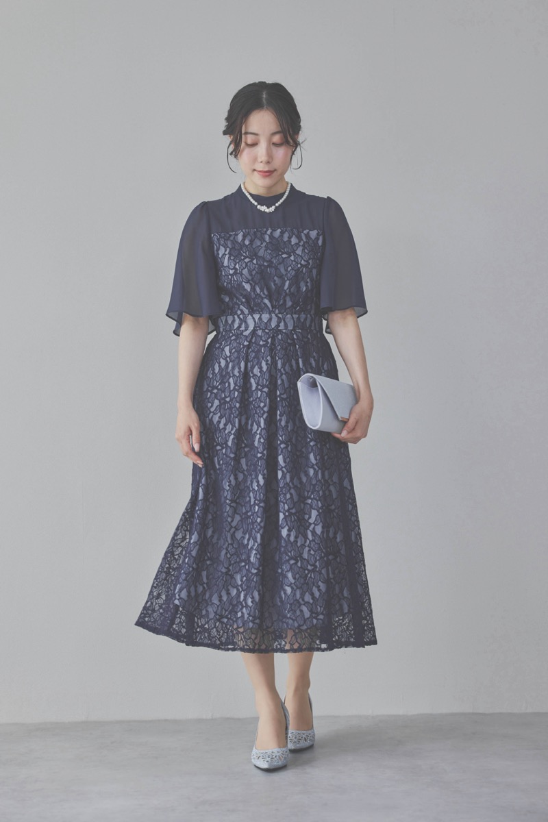 ネイビーのフレアスリーブレースドレス