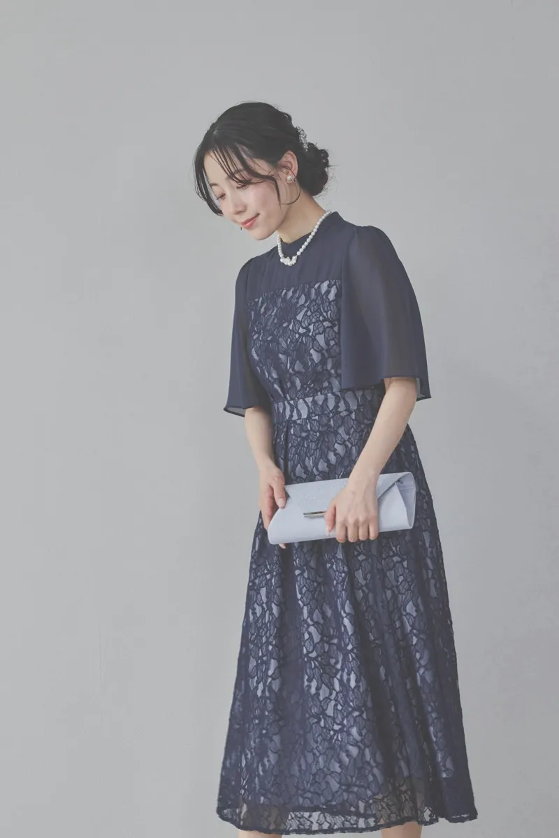 ネイビーのフレアスリーブレースドレス