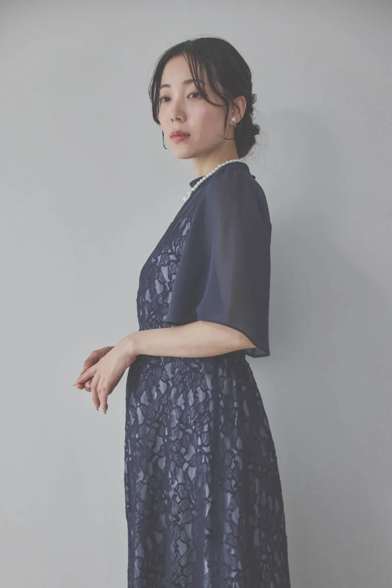 ネイビーのフレアスリーブレースドレス