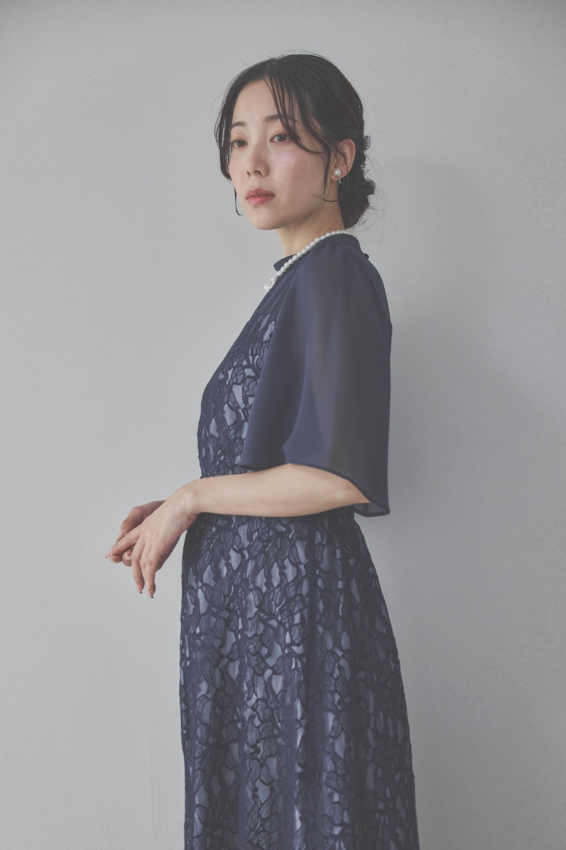 ネイビーのフレアスリーブレースドレス