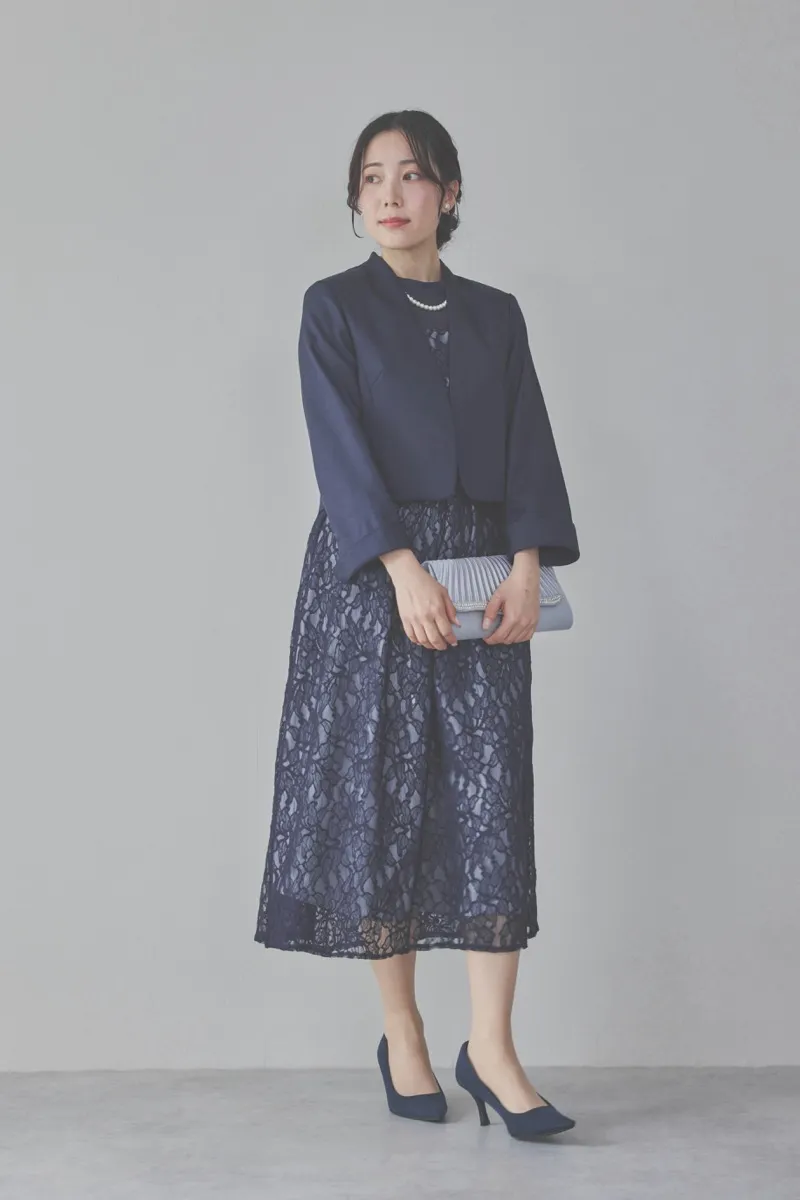 ネイビーのフレアスリーブレースドレス