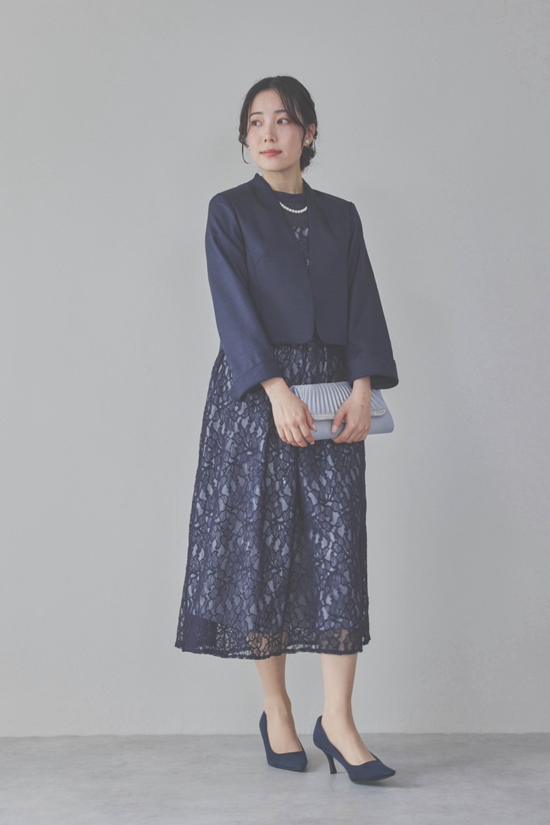 ネイビーのフレアスリーブレースドレス