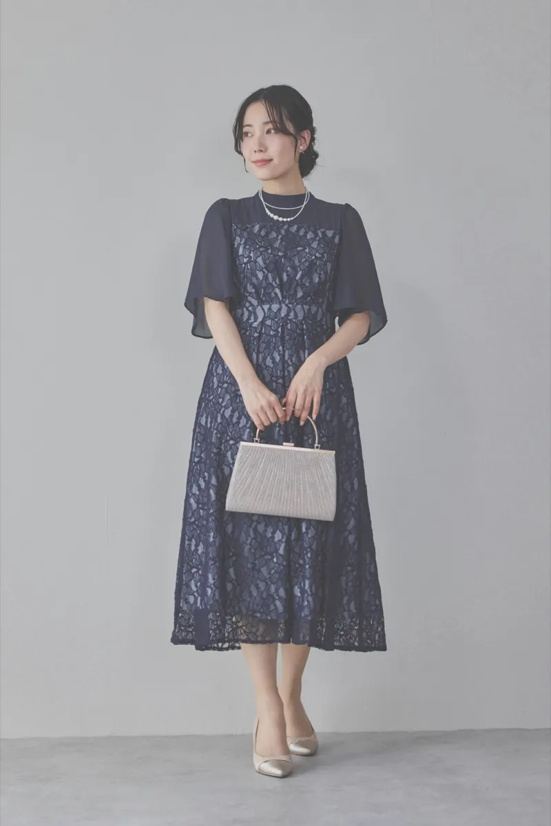 ネイビーのフレアスリーブレースドレス