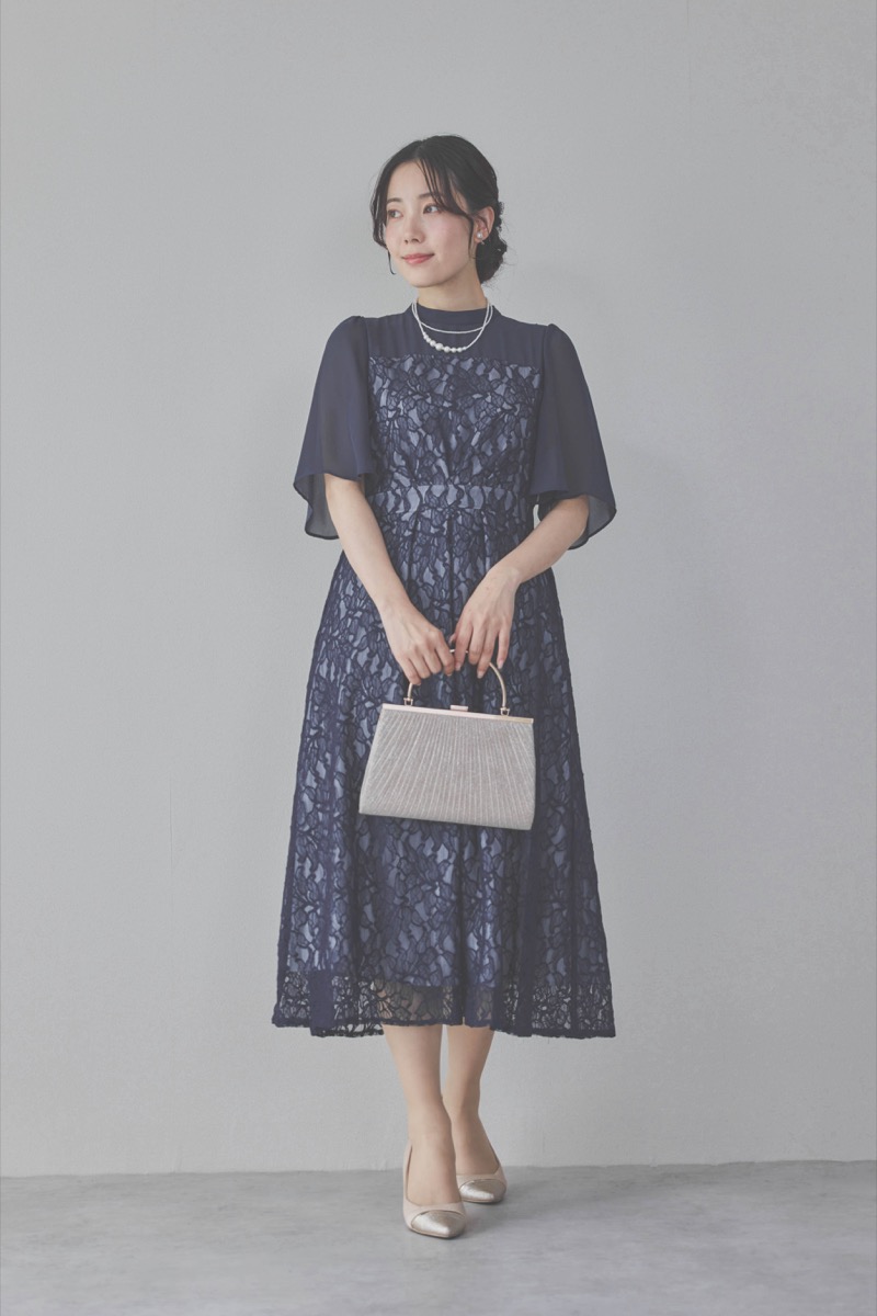 ネイビーのフレアスリーブレースドレス