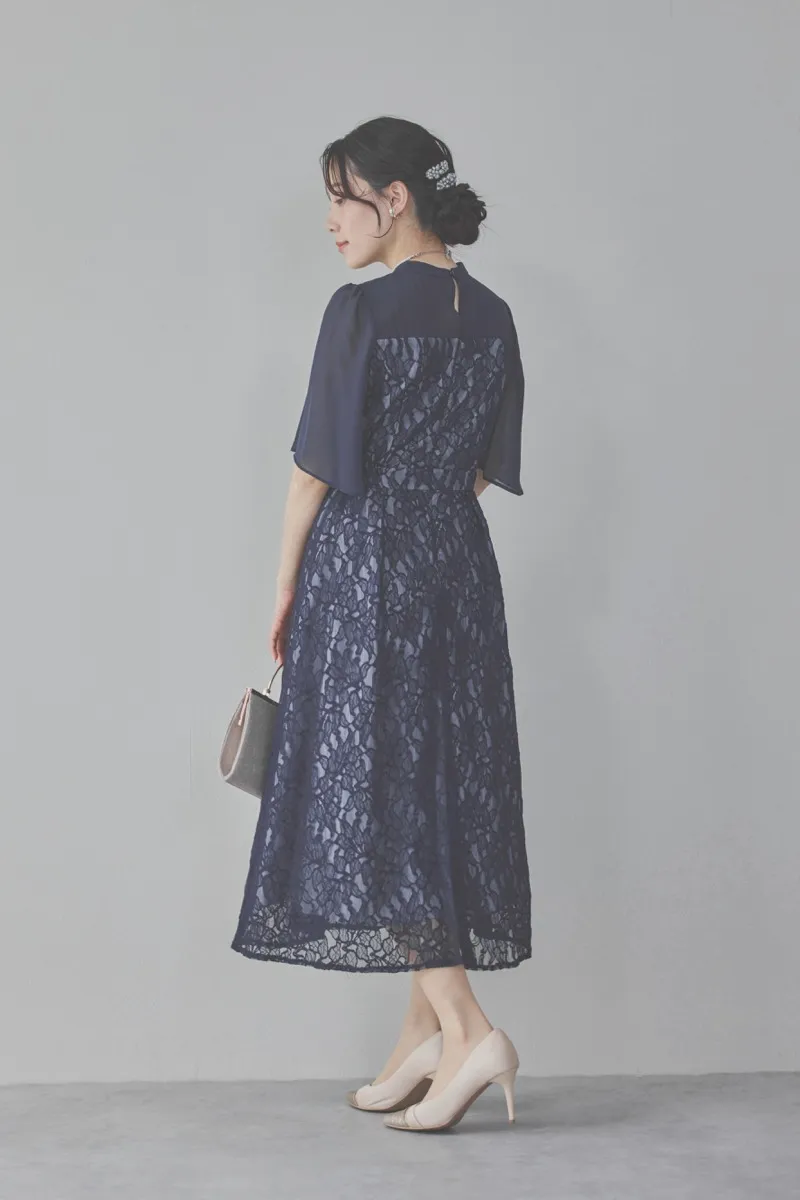 ネイビーのフレアスリーブレースドレス