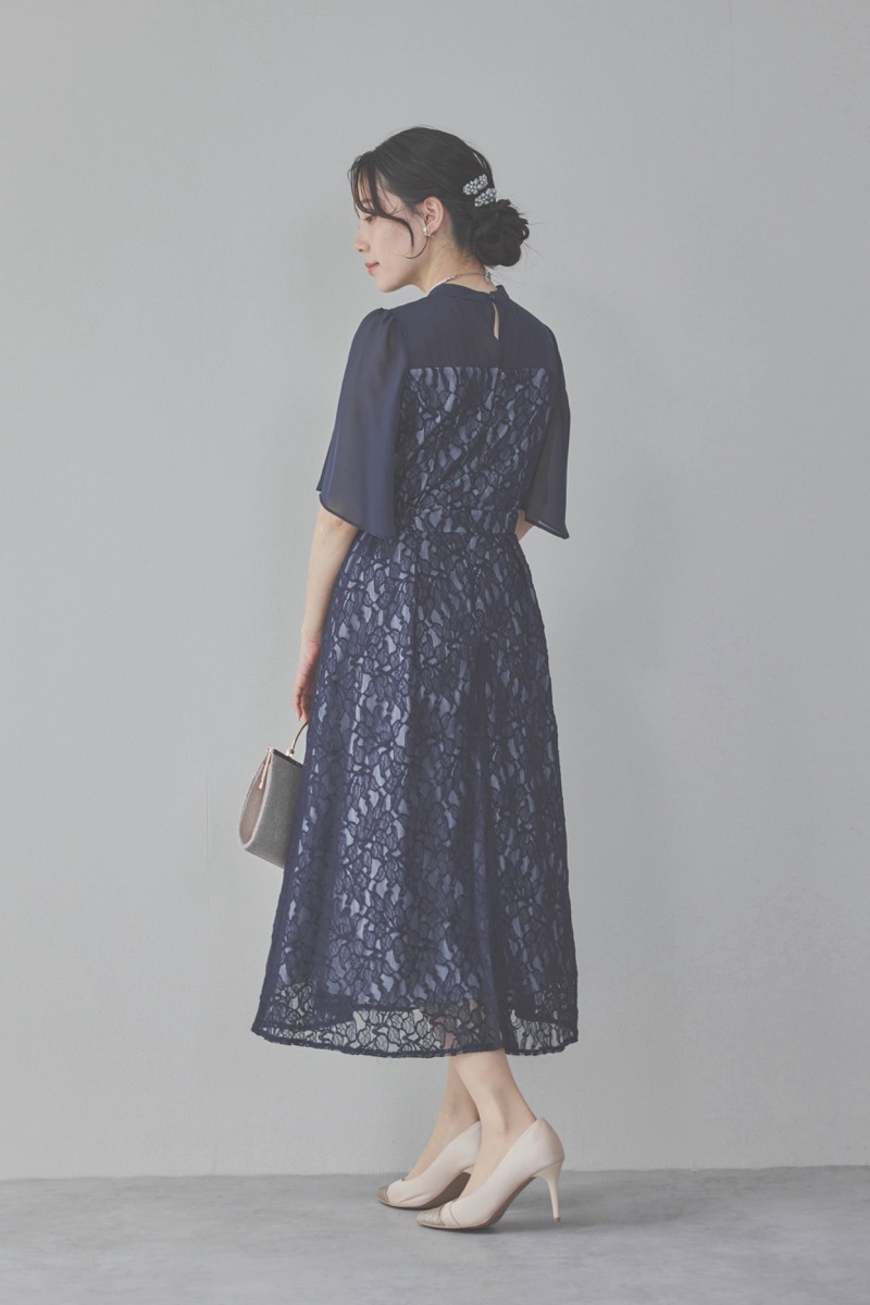 ネイビーのフレアスリーブレースドレス