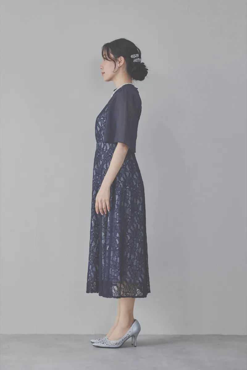 ネイビーのフレアスリーブレースドレス