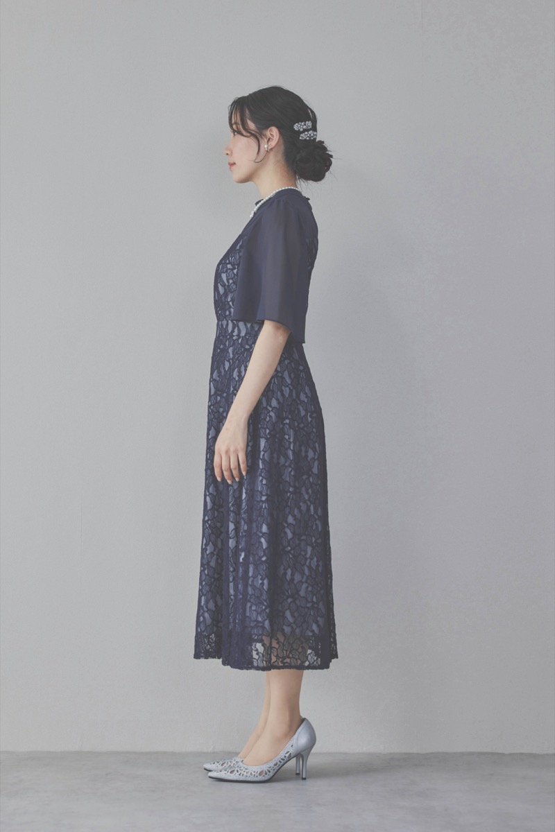 ネイビーのフレアスリーブレースドレス