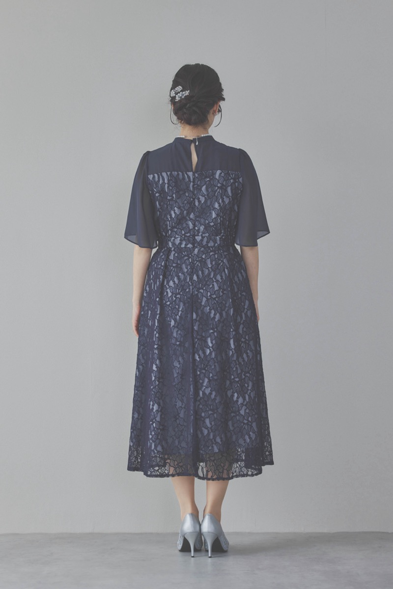 ネイビーのフレアスリーブレースドレス