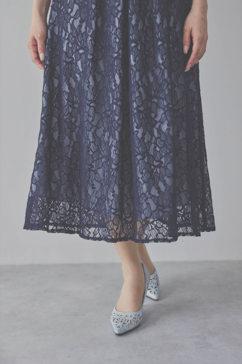 ネイビーのフレアスリーブレースドレス