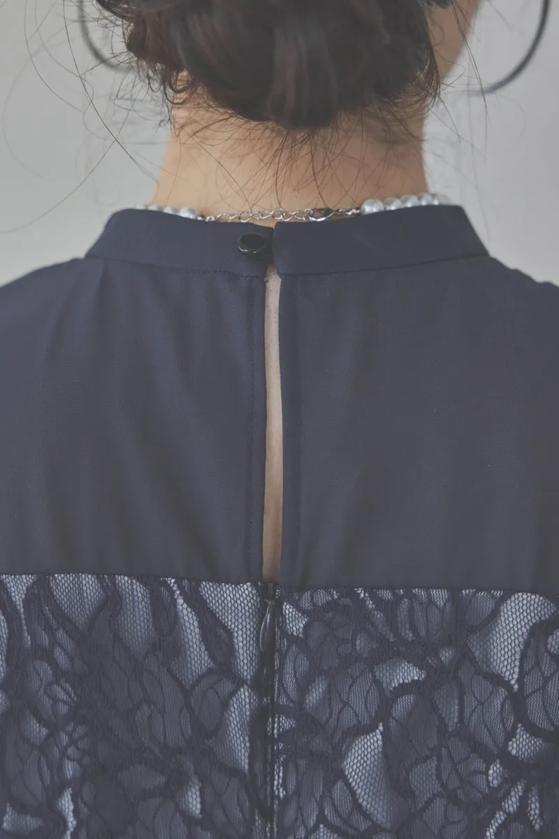 ネイビーのフレアスリーブレースドレス