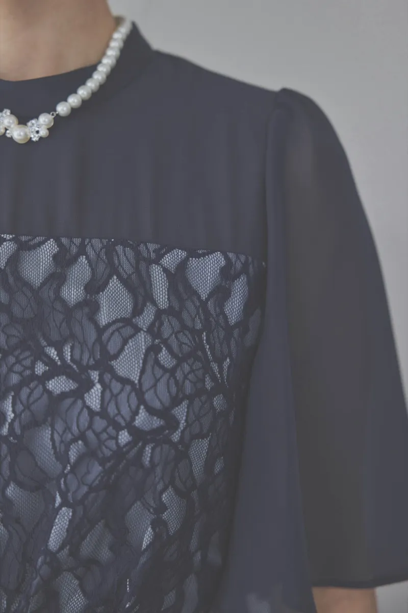 ネイビーのフレアスリーブレースドレス