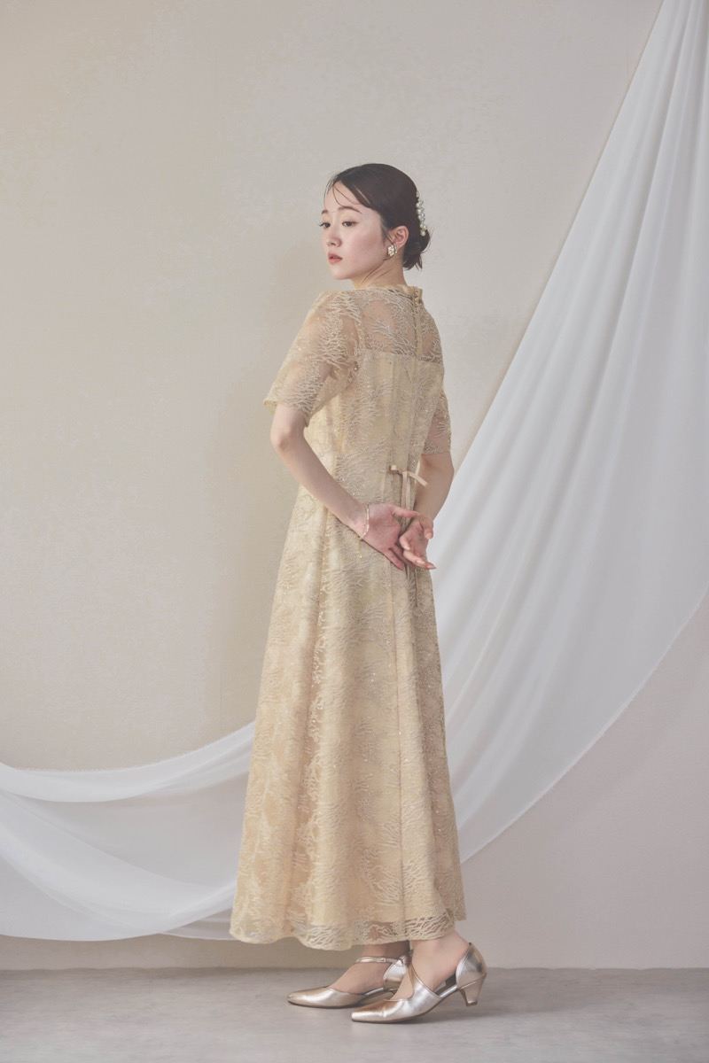 イエローのシャイニーエンブロイダリードレス