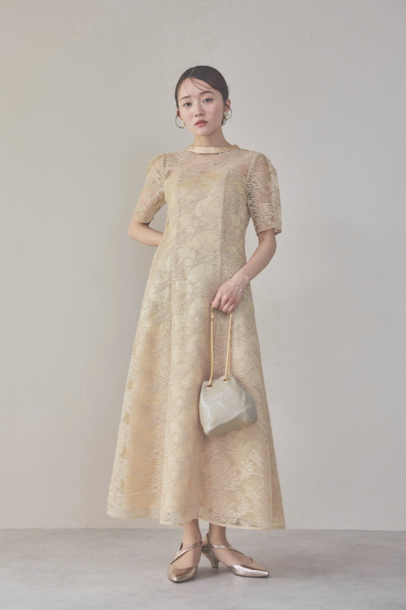 イエローのシャイニーエンブロイダリードレス