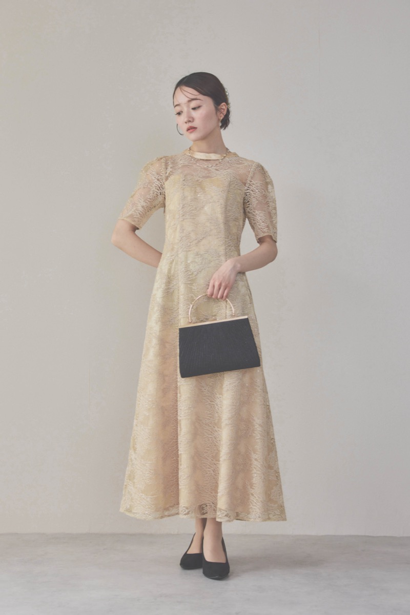 イエローのシャイニーエンブロイダリードレス