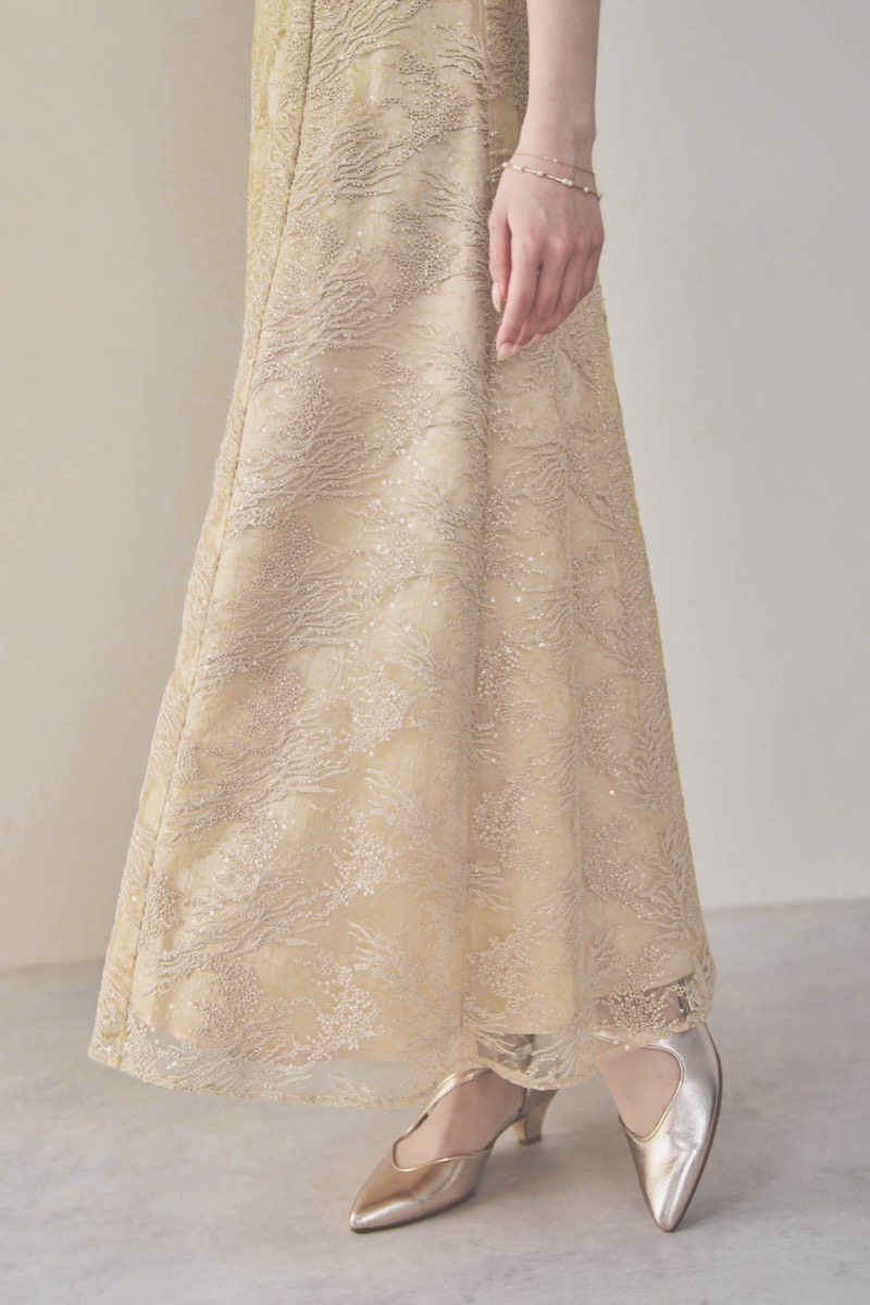 イエローのシャイニーエンブロイダリードレス