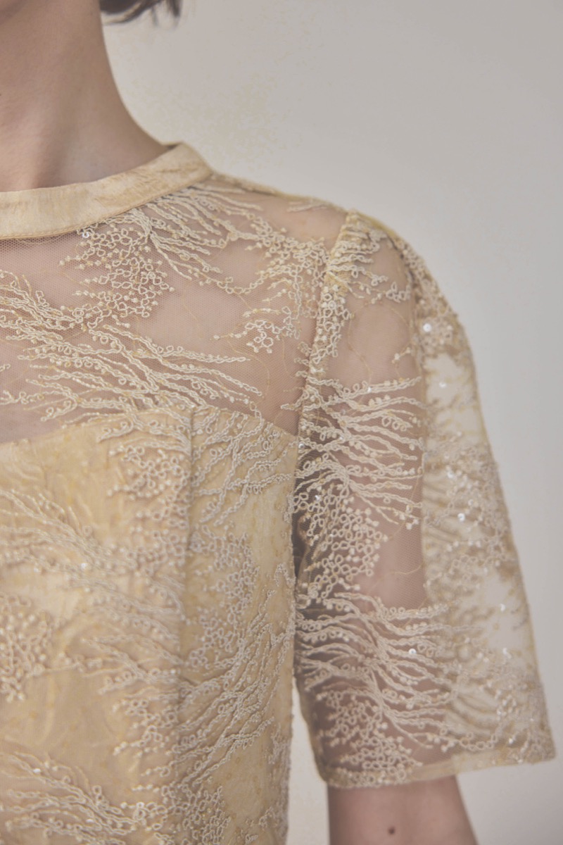 イエローのシャイニーエンブロイダリードレス