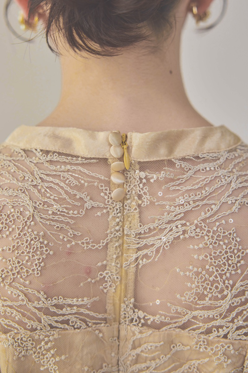 イエローのシャイニーエンブロイダリードレス