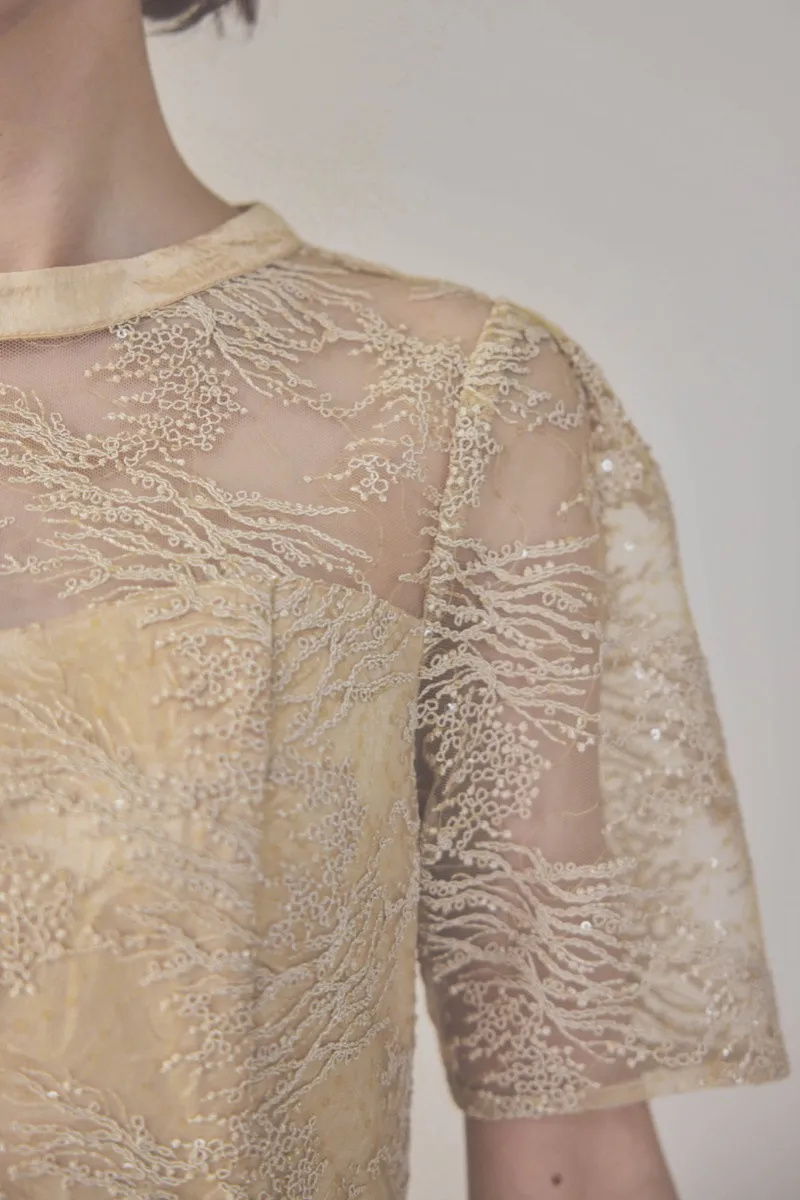 イエローのシャイニーエンブロイダリードレス