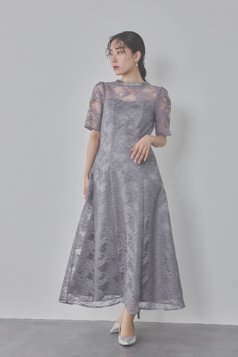 グレーのシャイニーエンブロイダリードレス