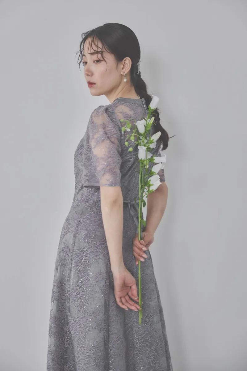 グレーのシャイニーエンブロイダリードレス
