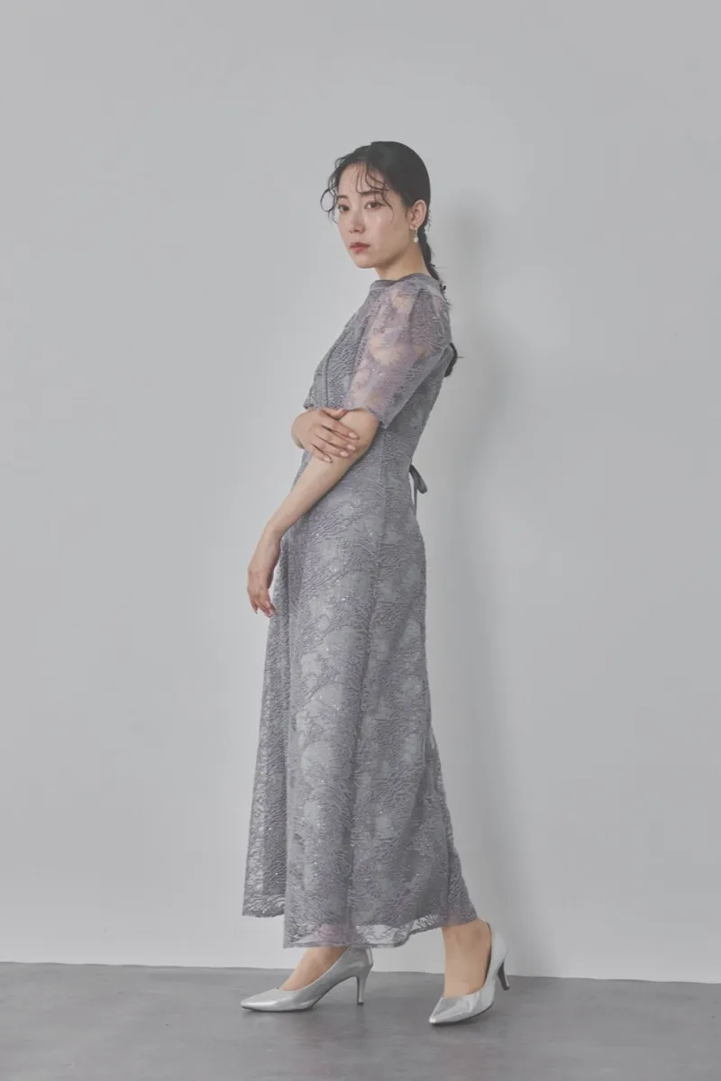 グレーのシャイニーエンブロイダリードレス