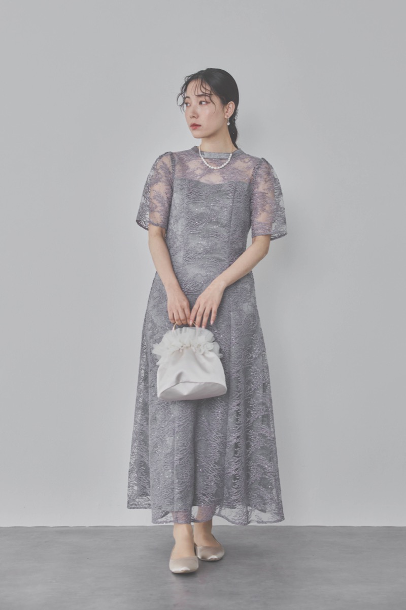 グレーのシャイニーエンブロイダリードレス