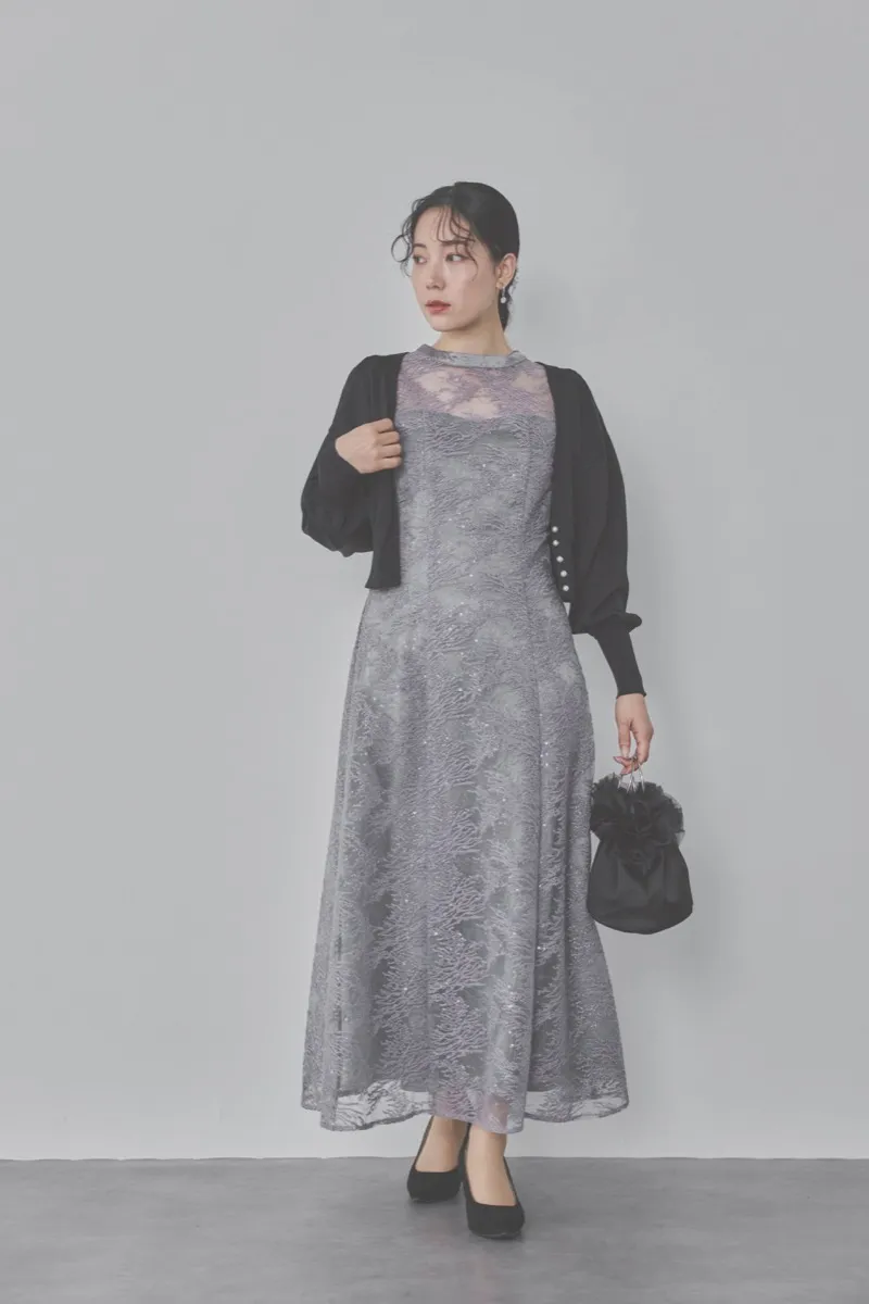 グレーのシャイニーエンブロイダリードレス