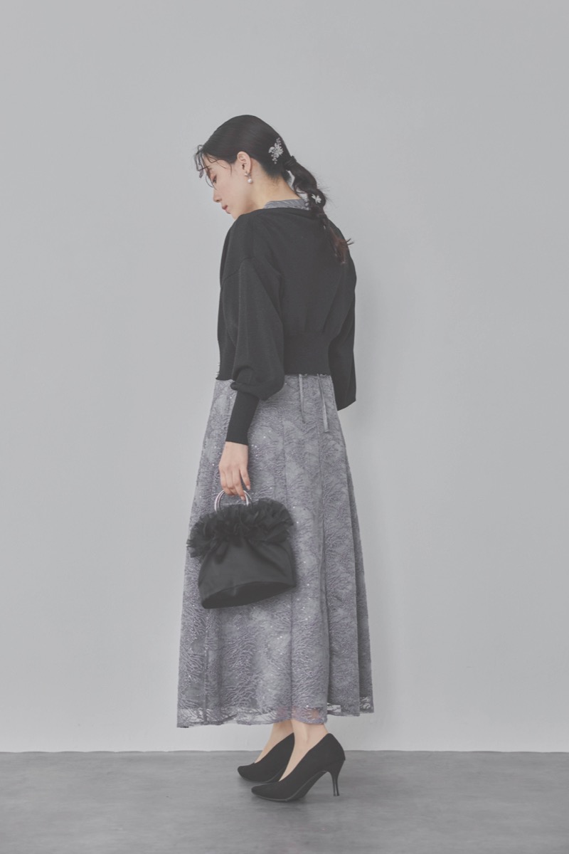 グレーのシャイニーエンブロイダリードレス