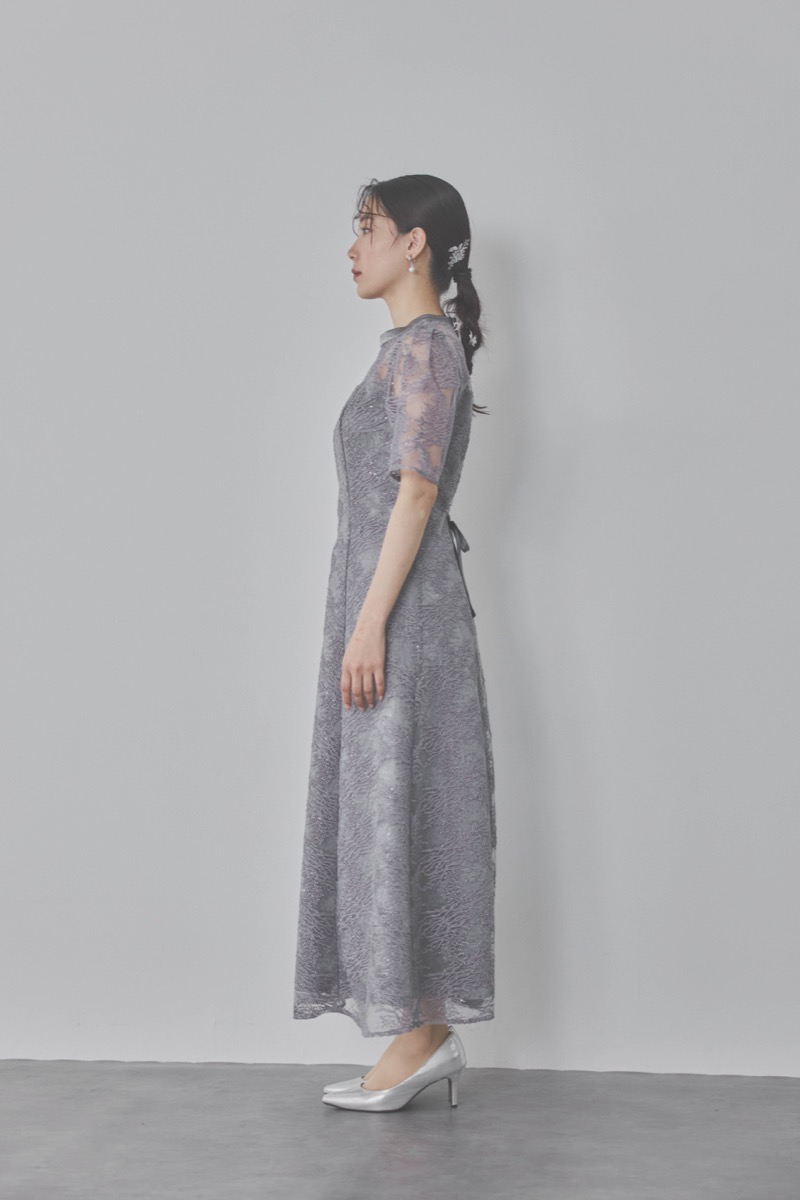 グレーのシャイニーエンブロイダリードレス