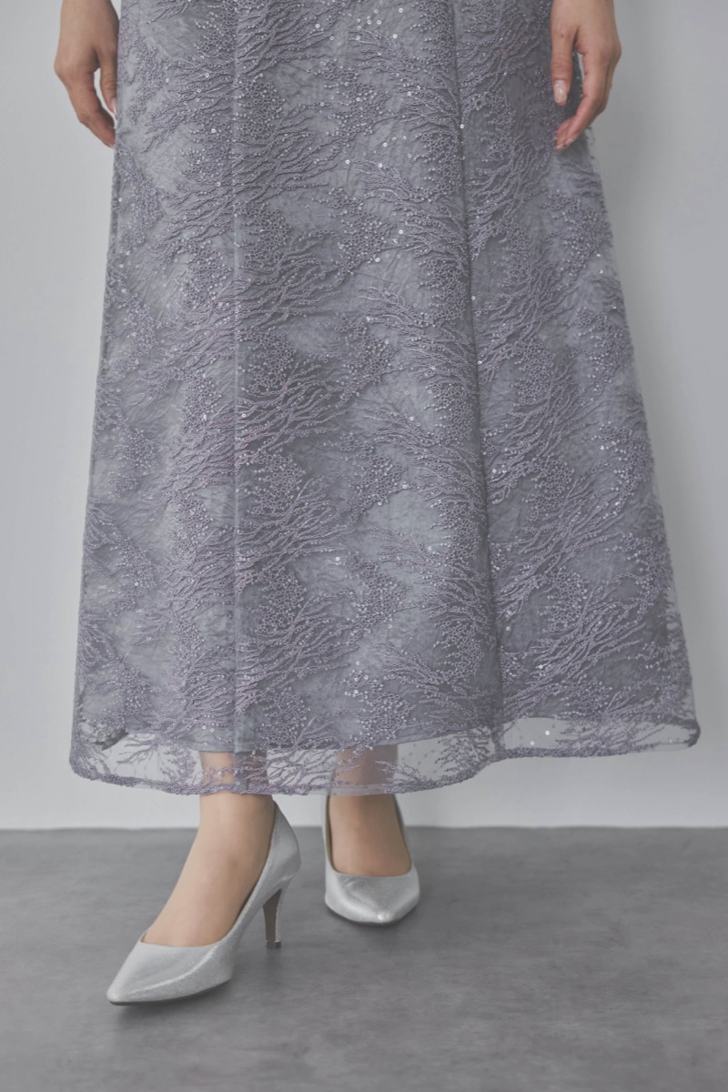 グレーのシャイニーエンブロイダリードレス