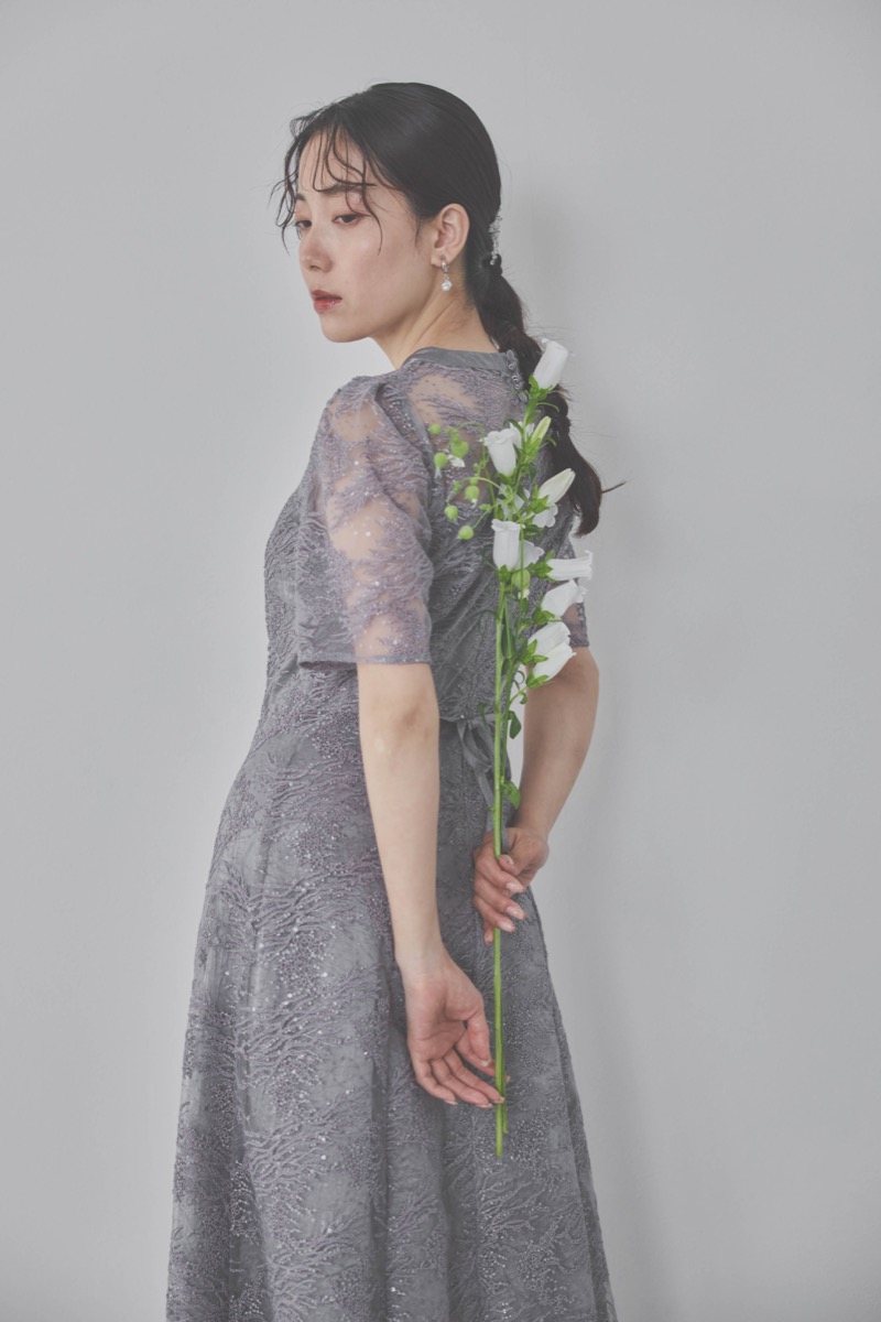 グレーのシャイニーエンブロイダリードレス