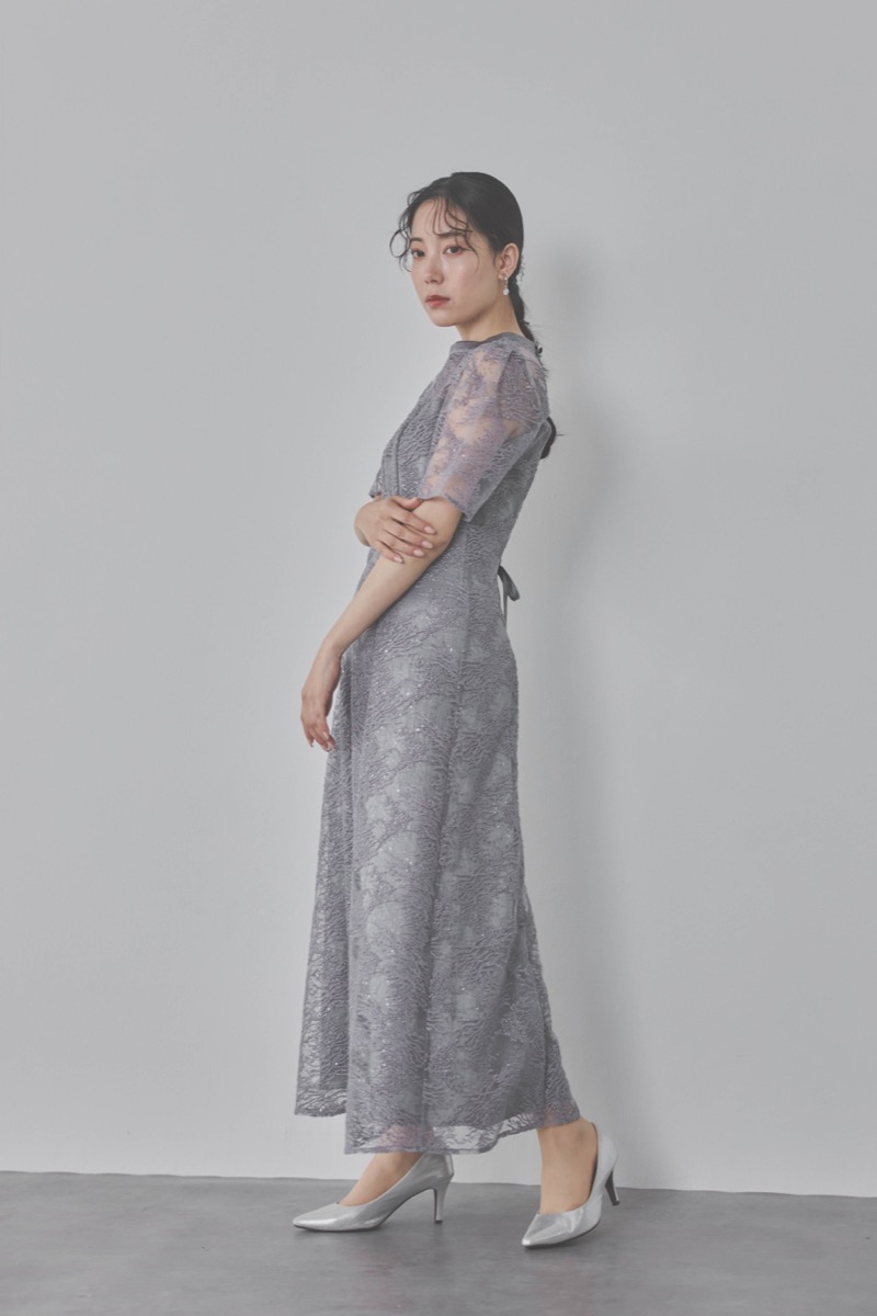 グレーのシャイニーエンブロイダリードレス