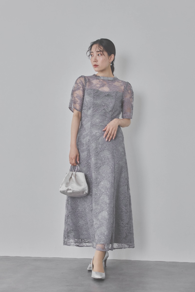 グレーのシャイニーエンブロイダリードレス