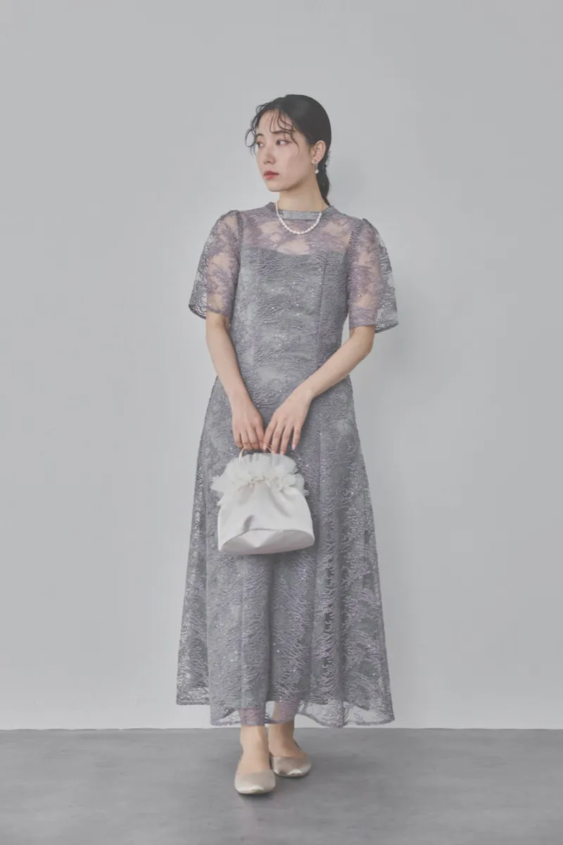 グレーのシャイニーエンブロイダリードレス