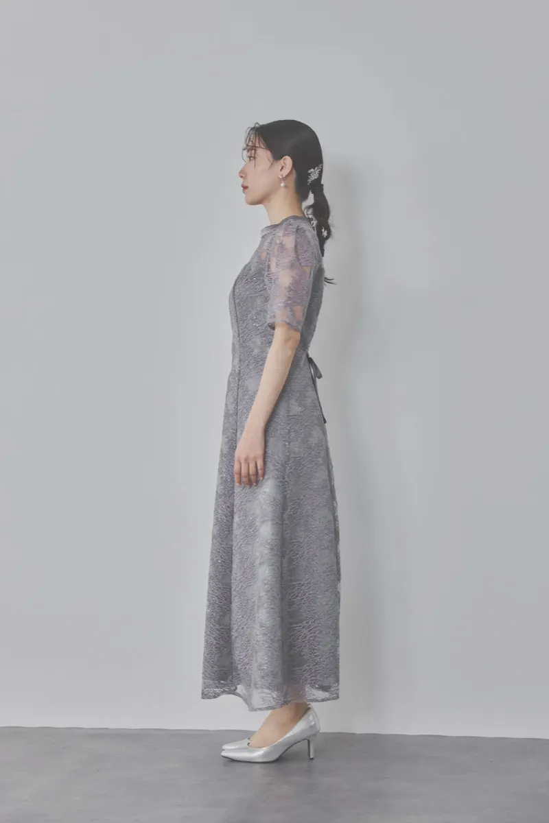 グレーのシャイニーエンブロイダリードレス