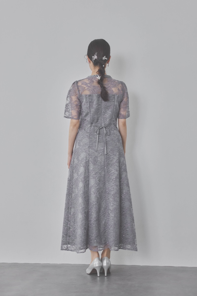 グレーのシャイニーエンブロイダリードレス