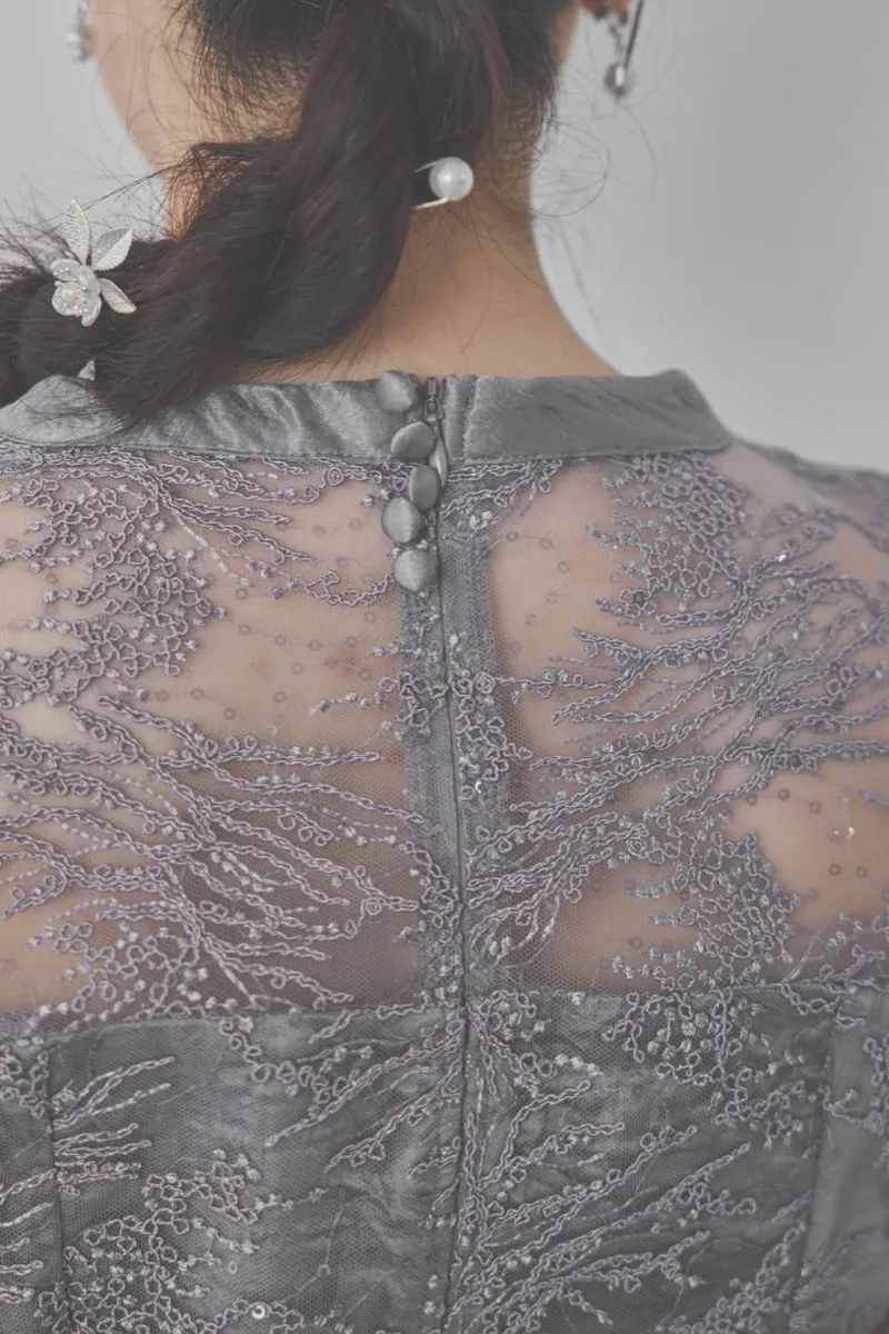 グレーのシャイニーエンブロイダリードレス