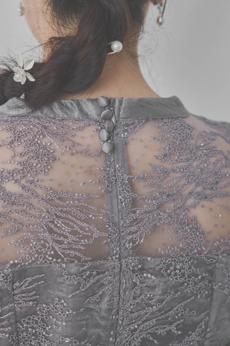 グレーのシャイニーエンブロイダリードレス