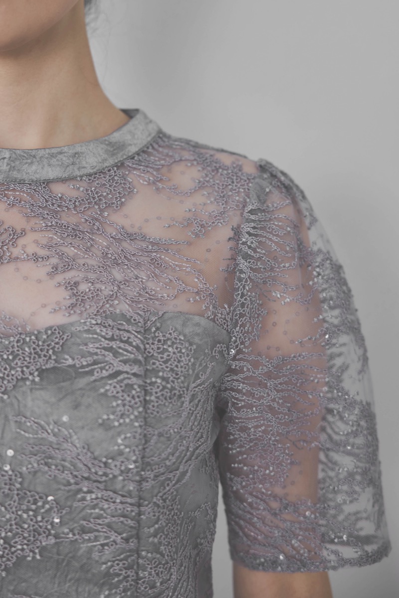 グレーのシャイニーエンブロイダリードレス