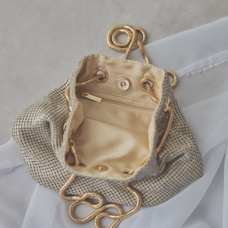 ベージュのメタルメッシュバッグ