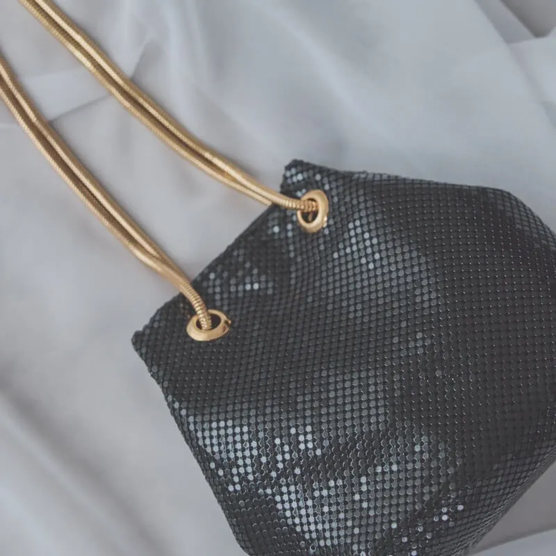 ブラックのメタルメッシュバッグ