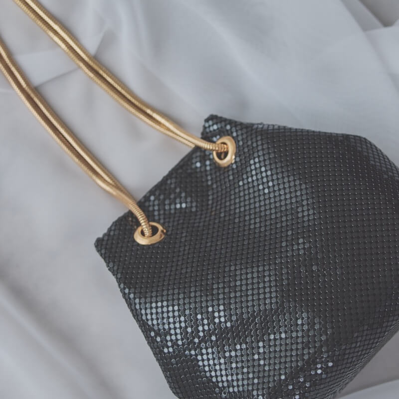 ブラックのメタルメッシュバッグ