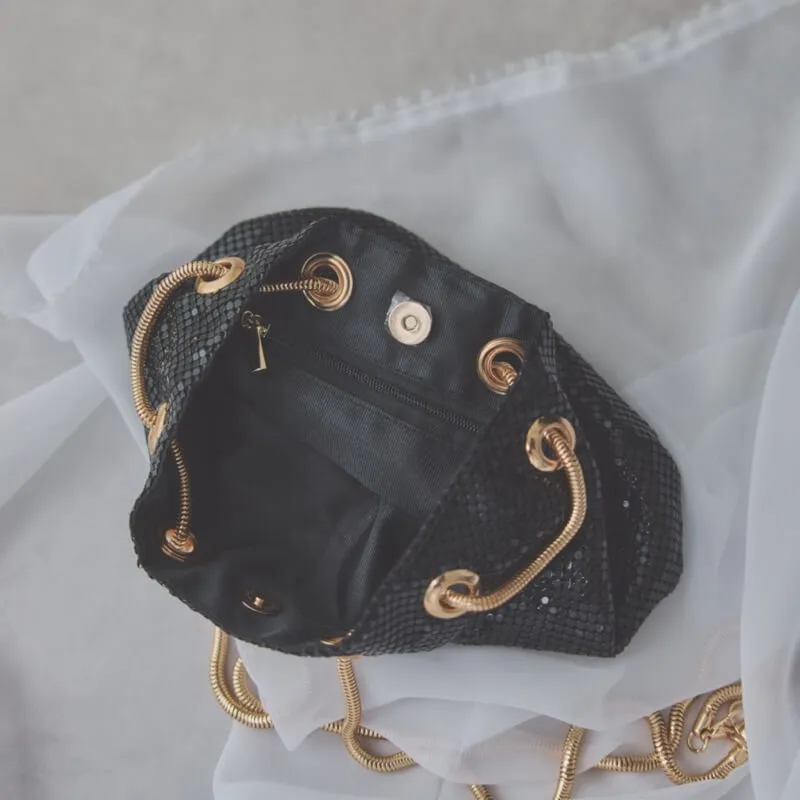 ブラックのメタルメッシュバッグ