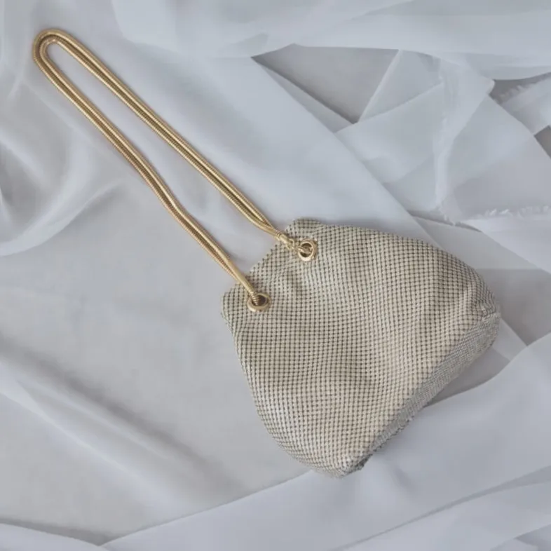 ベージュのメタルメッシュバッグ