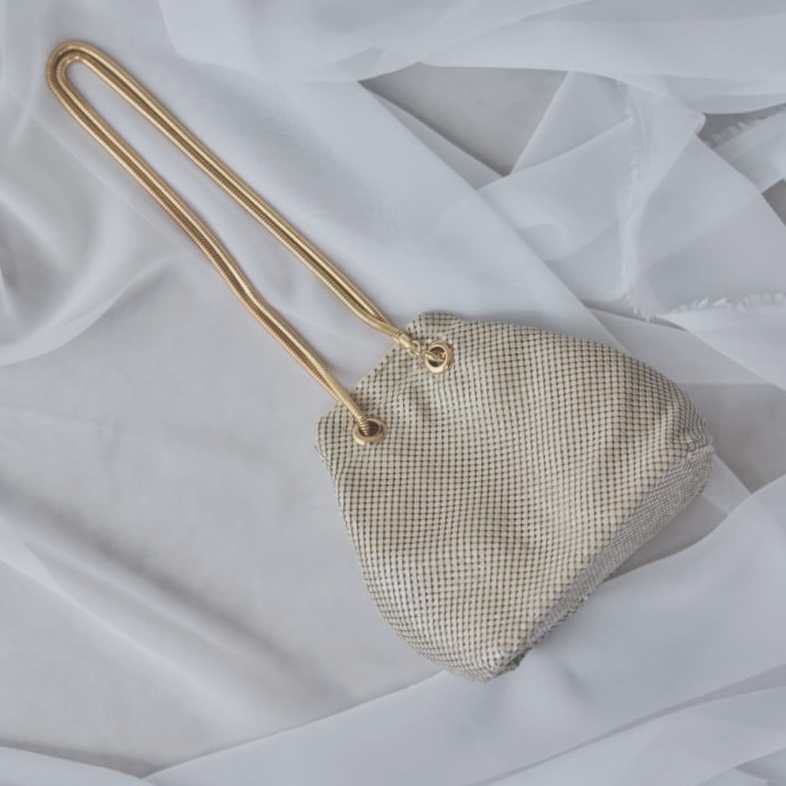 ベージュのメタルメッシュバッグ