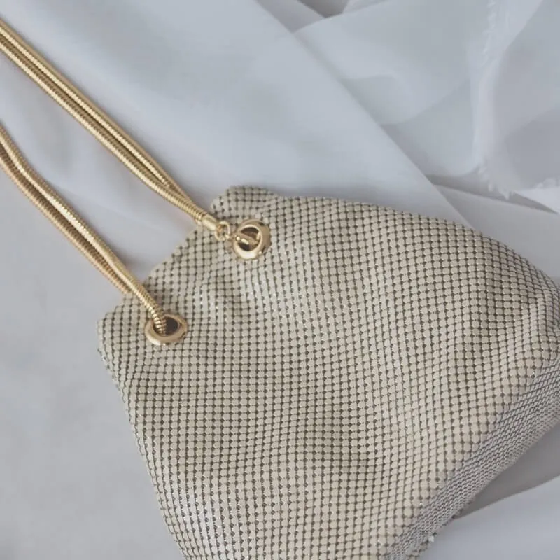 ベージュのメタルメッシュバッグ