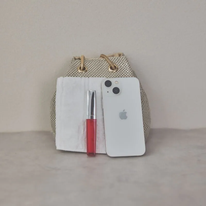 ベージュのメタルメッシュバッグ