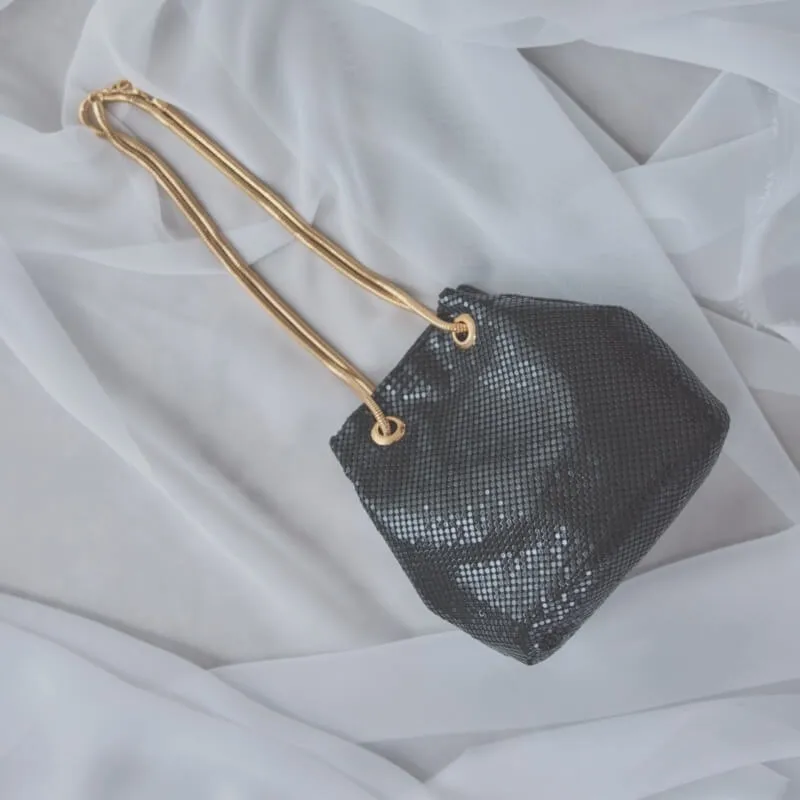 ブラックのメタルメッシュバッグ